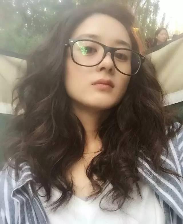 戴眼镜女明星的魅力风采探讨