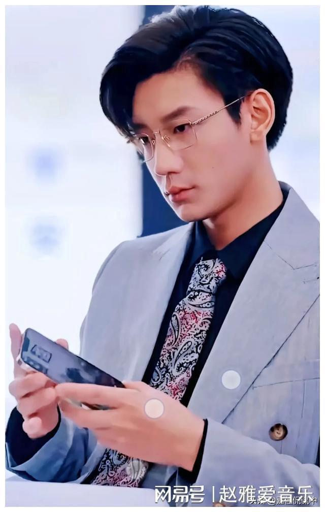 科技潮流下的智能眼镜体验之旅，新一代眼镜男演员必备神器探索